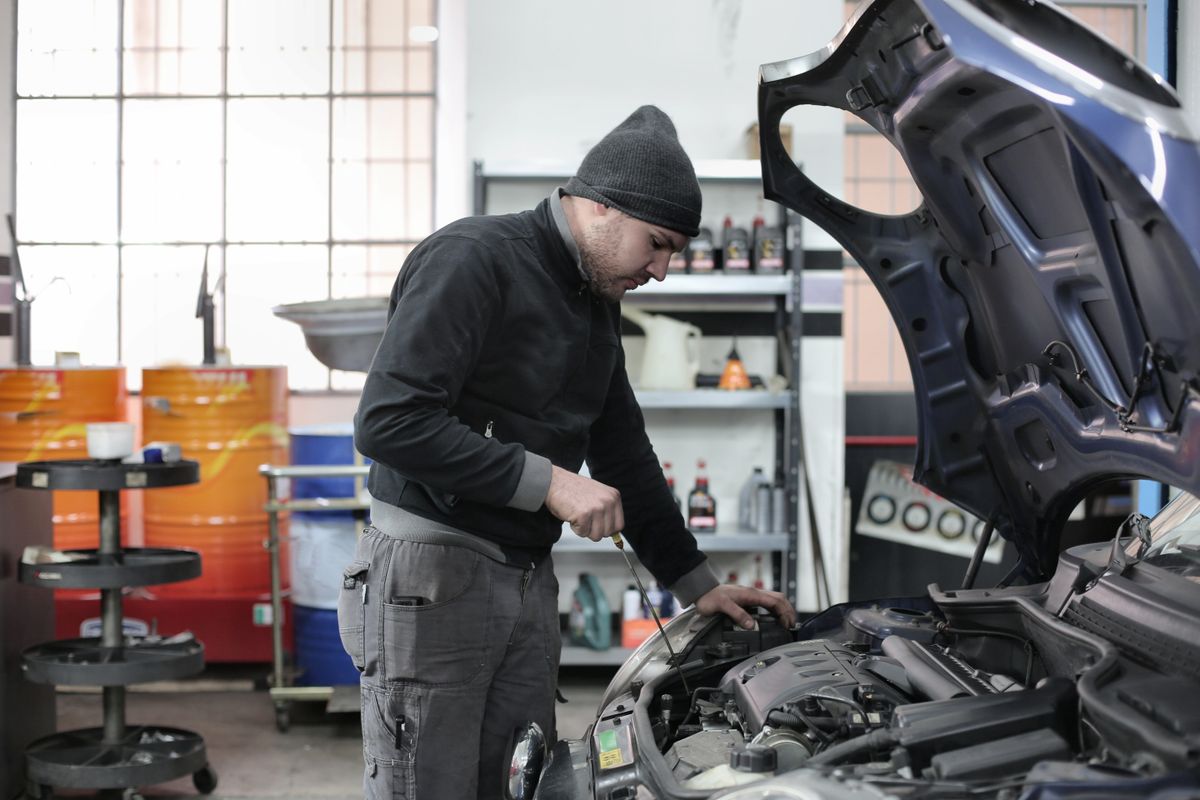 Inspección del motor de un automóvil
